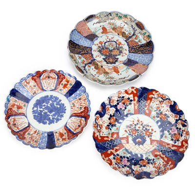 Lot 124 - A GROUP OF THREE JAPANESE IMARI CHARGERS