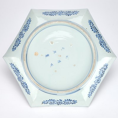 Lot 138 - A JAPANESE IMARI CHARGER
