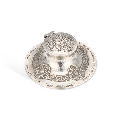 Lot 352 - RAMSDEN & CARR, AN ARTS AND CRAFTS SILVER CAPSTAN INKWELL