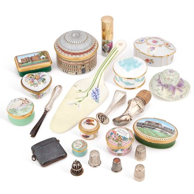 Lot 329 - A MIXED GROUP OF VERTU AND SMALL COLLECTABLES