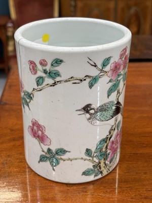 Lot 131 - A 19TH CENTURY CHINESE FAMILLE ROSE PORCELAIN BRUSH POT