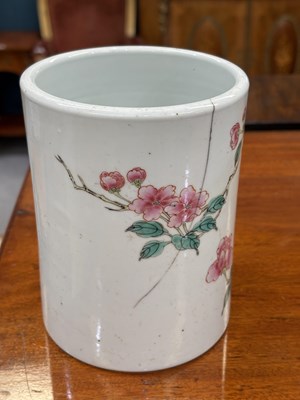 Lot 131 - A 19TH CENTURY CHINESE FAMILLE ROSE PORCELAIN BRUSH POT