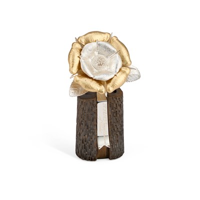 Lot 301 - CHRISTOPHER NIGEL LAWRENCE, AN ELIZABETH II ROYAL COMMEMORATIVE PARCEL-GILT SILVER TUDOR ROSE