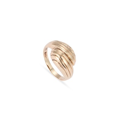 Lot 725 - A 9 CARAT GOLD RING