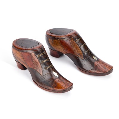 Lot 1120 - A PAIR OF EARLY VICTORIAN EBONISED FRUITWOOD AND MOTHER-OF-PEARL INLAID NOVELTY SHOE SNUFF BOXES