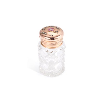 Lot 781 - A 9 CARAT GOLD AND CUT-GLASS SCENT BOTTLE