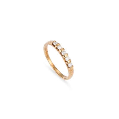 Lot 727 - A 9 CARAT GOLD DIAMOND RING