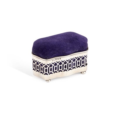 Lot 360 - A GEORGE V SILVER PIN CUSHION BOX