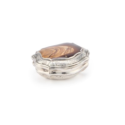Lot 511 - A SILVER AND AGATE SNUFF BOX