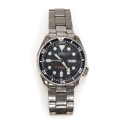Lot 607 - A GENTS STEEL SEIKO DIVERS BRACELET WATCH