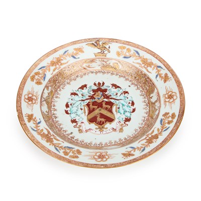 Lot 176 - A CHINESE ARMORIAL PORCELAIN PLATE