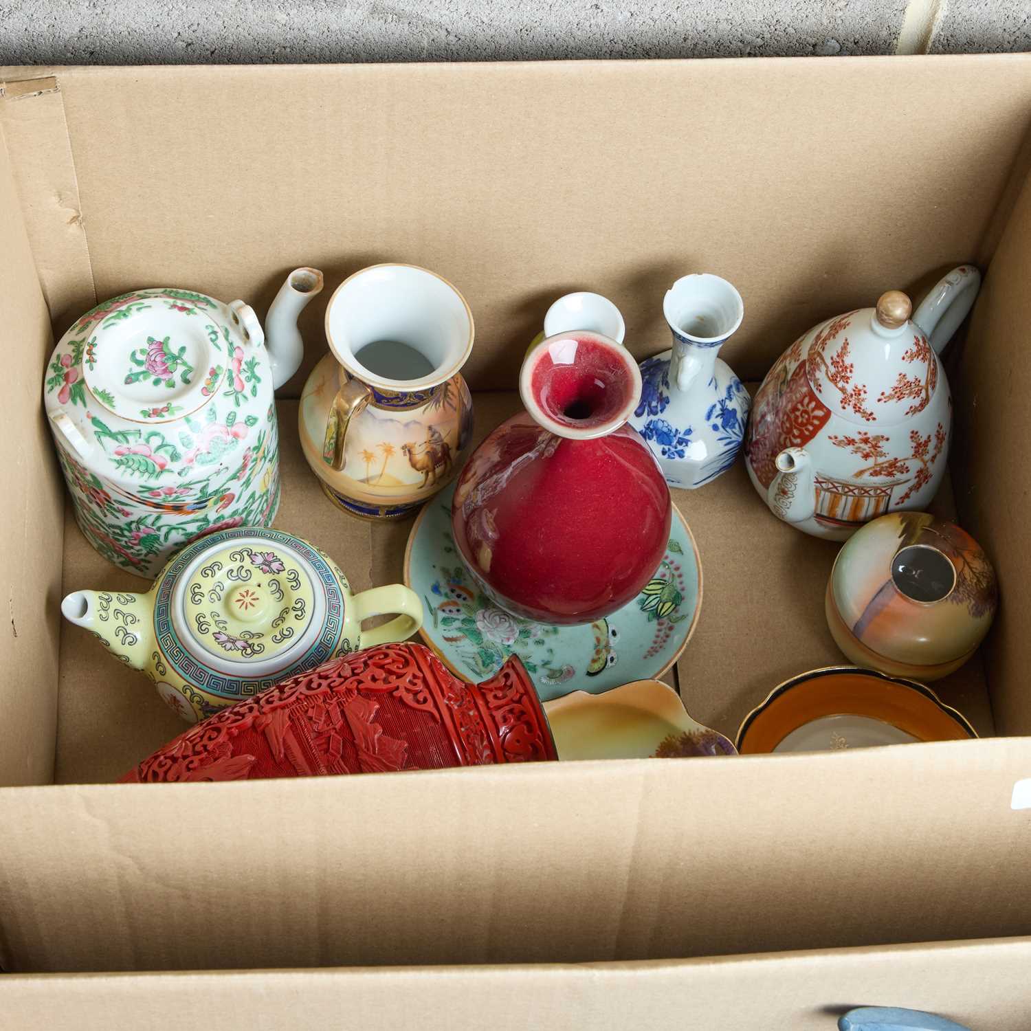 Lot 191 - A BOX OF ORIENTAL ITEMS