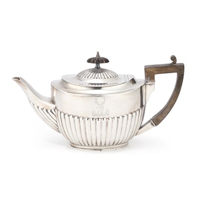 Lot 402 - AN EDWARDIAN SILVER TEAPOT