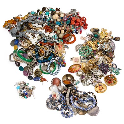 Lot 762 - A COLLECTION OF COSTUME AND SILVER JEWELLERY
