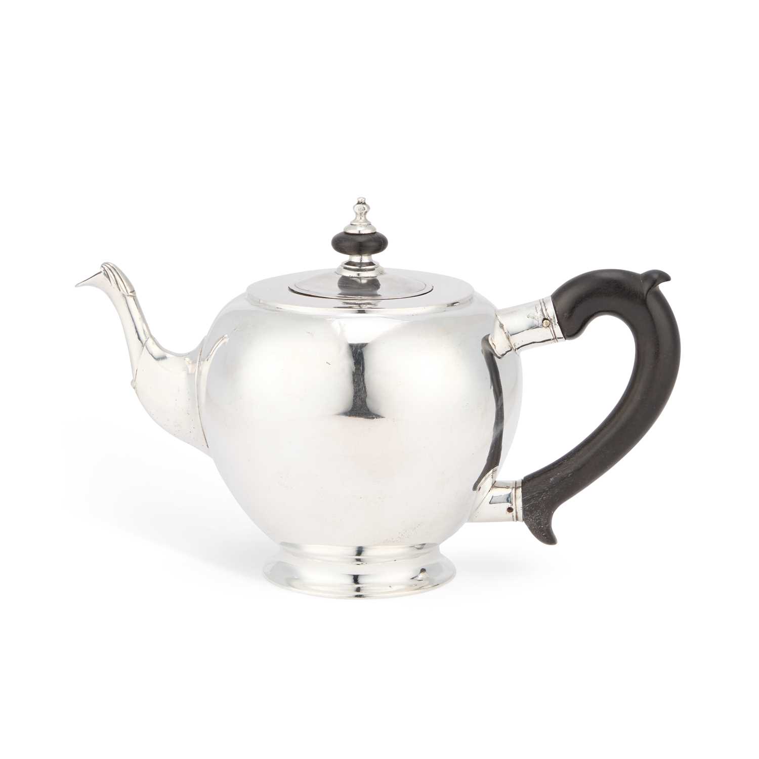 Lot 299 - AN 18TH CENTURY RUSSIAN SILVER TEAPOT