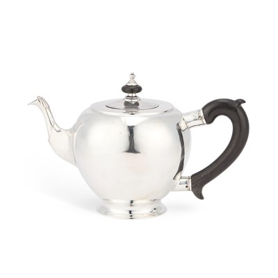 Lot 299 - AN 18TH CENTURY RUSSIAN SILVER TEAPOT