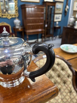 Lot 299 - AN 18TH CENTURY RUSSIAN SILVER TEAPOT