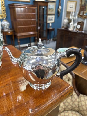 Lot 299 - AN 18TH CENTURY RUSSIAN SILVER TEAPOT