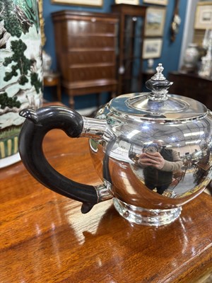 Lot 299 - AN 18TH CENTURY RUSSIAN SILVER TEAPOT