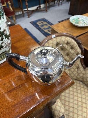 Lot 299 - AN 18TH CENTURY RUSSIAN SILVER TEAPOT