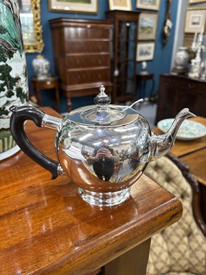 Lot 299 - AN 18TH CENTURY RUSSIAN SILVER TEAPOT