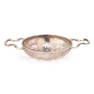 Lot 328 - AN 18TH CENTURY SILVER LEMON STRAINER