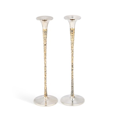 Lot 390 - STUART DEVLIN: A PAIR OF ELIZABETH II PARCEL-GILT SILVER CANDLESTICKS