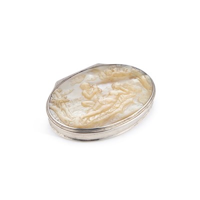 Lot 345 - AN 18TH CENTURY SILVER AND MOTHER-OF-PEARL SNUFF BOX