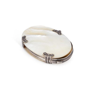Lot 566 - A GEORGE III SILVER-MOUNTED MOTHER-OF-PEARL MAGNIFYING GLASS