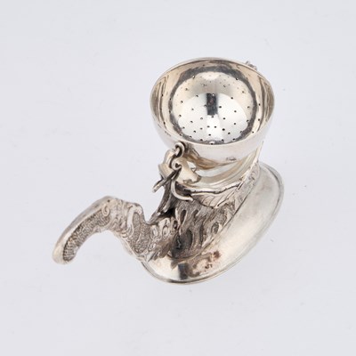 Lot 291 - A VIETNAMESE SILVER TEA STRAINER