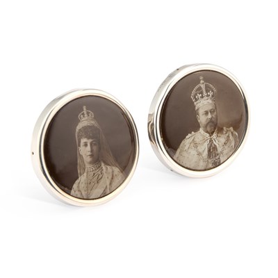 Lot 410 - A SMALL PAIR OF EDWARDIAN SILVER PHOTOGRAPH FRAMES