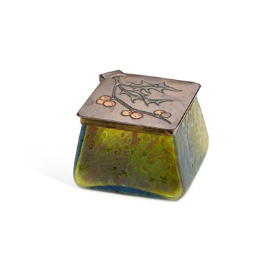 Lot 54 - A LOETZ IRIDESCENT GLASS BOX AND COVER