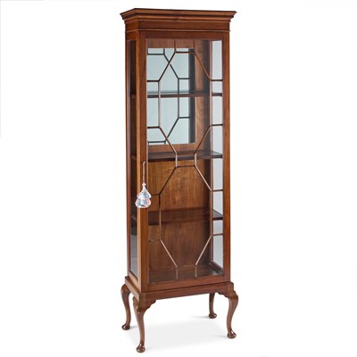 Lot 1061 - A GEORGIAN STYLE MAHOGANY VITRINE