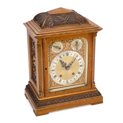 Lot 952 - AN OAK TABLE CLOCK