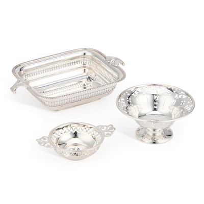 Lot 406 - A GEORGE V SILVER TWO-HANDLED PIERCED DISH