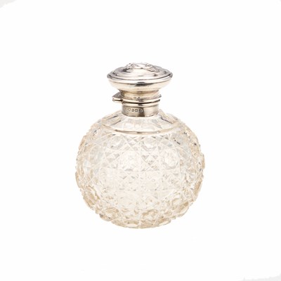 Lot 382 - A GEORGE V SILVER-TOPPED CUT-GLASS SCENT BOTTLE
