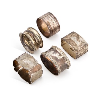 Lot 429 - A GROUP OF FIVE SILVER NAPKIN RINGS