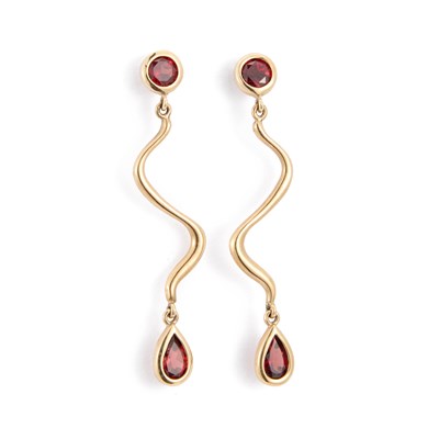 Lot 662 - A PAIR OF 9 CARAT GOLD GARNET DROP EARRINGS