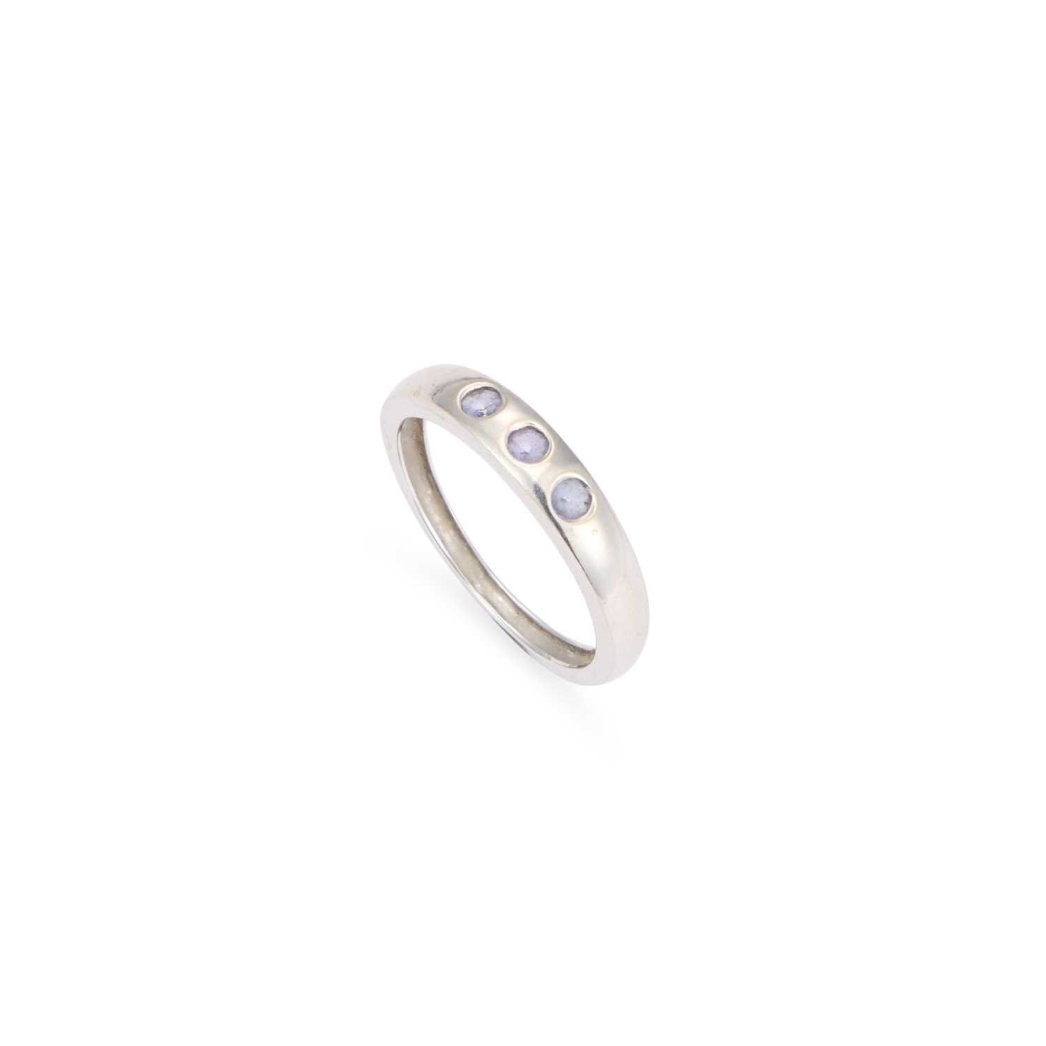 Lot 673 - A 9 CARAT WHITE GOLD TANZANITE THREE STONE RING