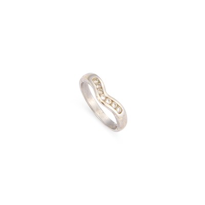 Lot 649 - A 9 CARAT WHITE GOLD DIAMOND WISHBONE RING