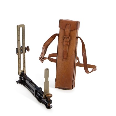 Lot 7 - A MILITARY U.I.C. INDIAN PATTERN CLINOMETER