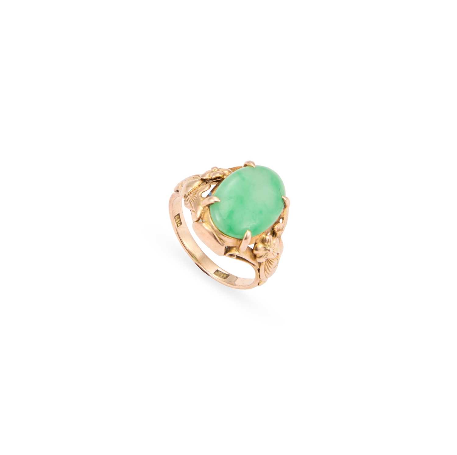 Lot 720 - A JADE RING