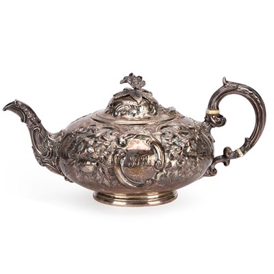 Lot 466 - A VICTORIAN SILVER TEAPOT