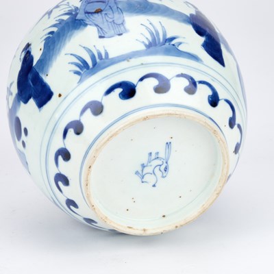 Lot 166 - A CHINESE BLUE AND WHITE PORCELAIN JAR
