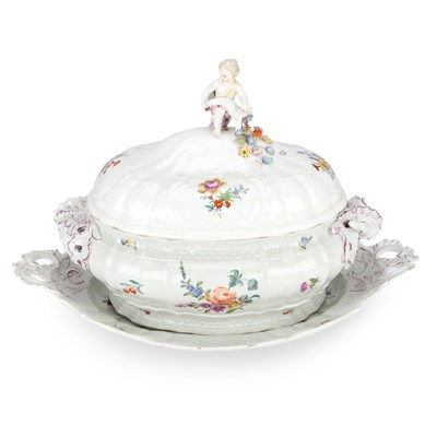 Lot 65 - AN 18TH CENTURY GERMAN PORCELAIN TUREEN, COVER AND STAND
