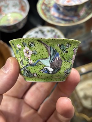 Lot 168 - A GROUP OF 18TH CENTURY AND LATER CHINESE PORCELAIN TEA BOWLS AND SAUCERS