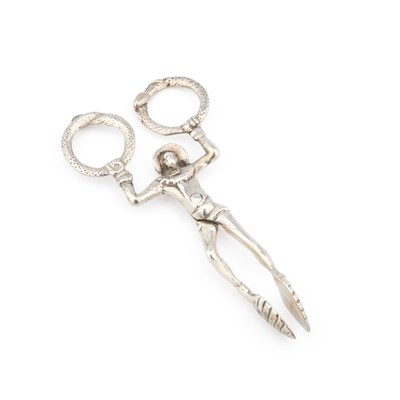 Lot 187 - A PAIR OF GEORGE V SILVER HARLEQUIN SUGAR TONGS