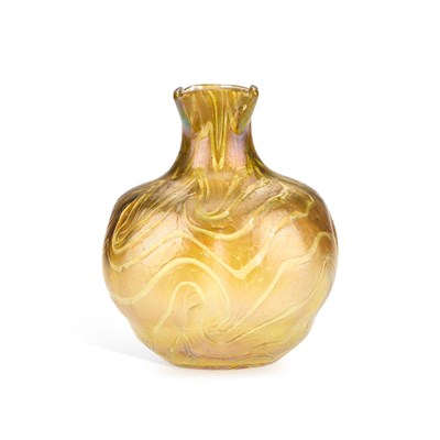Lot 52 - A FRITZ HECKERT 'CHANGEANT' GLASS VASE