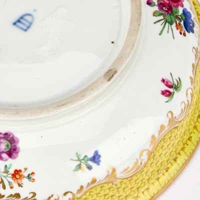 Lot 77 - A VIENNA PORCELAIN TUREEN AND COVER