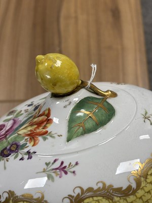 Lot 77 - A VIENNA PORCELAIN TUREEN AND COVER